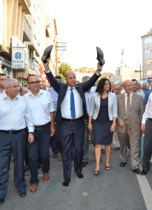 Belediye Başkanından Festivalde Çoraplı Yürüyüş