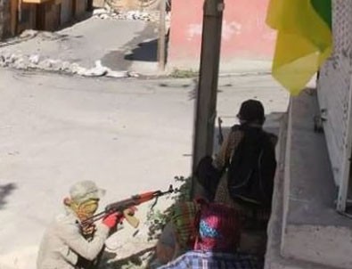 PKK çocukları polisin önüne sürdü!