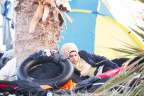 POLİS MÜDÜRÜ - Yunanistan'daki Mülteciler 'Yeni Yaşam' Kuyruğunda