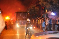 TAKIM OTOBÜSÜ - Adana Demirspor'a Coşkulu Karşılama
