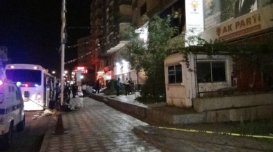 Diyarbakır'da AK Parti binasına bombalı saldırı