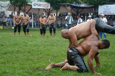 Dursunbey'de Başpehlivan Recep Kara Oldu
