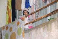 Evde Yalnız Kalan Küçük Balkona Çıkıp Yardım İstedi