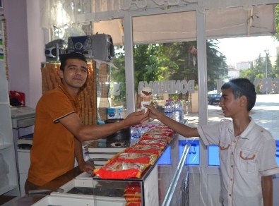 Sıcaklardan Bunalanlar Serinlemek İçin Dondurmacılara Koşuyor