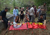 EZİLENLERİN SOSYALİST PARTİSİ - Suruç'taki Saldırıda Ölen Mert Mezarı Başında Anıldı