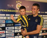 DIAMOND - Van Persie İle Minik Louis Bir Araya Geldi