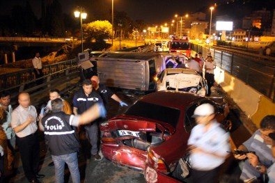 Kaza Yerinde Önlem Alan Polislere Minibüs Çarptı