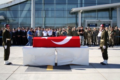 Şehit Annesi Şehit Astsubaya Ağladı