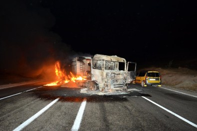 Tunceli'de Yol Kesen Teröristler Bir Tırı Ateşe Verdi