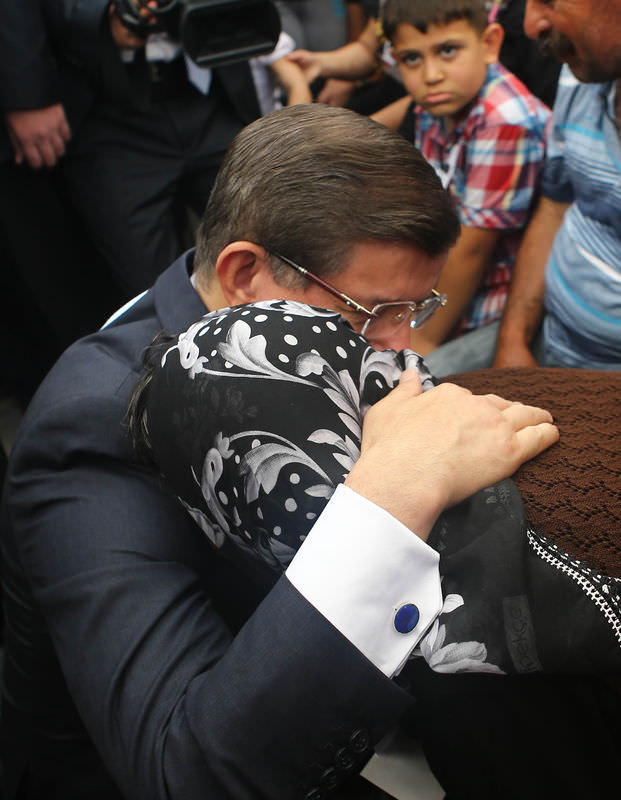 Davutoğlu şehit annesiyle ağladı