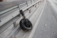 Bariyerlere Çarpan Aracın Lastiği Karşı Şeride Savruldu