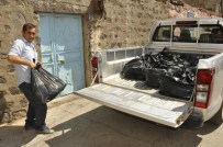 YILMAZ GÜNEY - Çaycı Ressam Sergi Gelirini Yetim Ve Öksüzlere Bağışladı