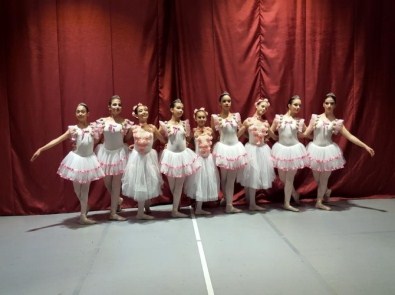 Çukurova Üniversiteli Balerinler İzmir'de Ayakta Alkışlandı