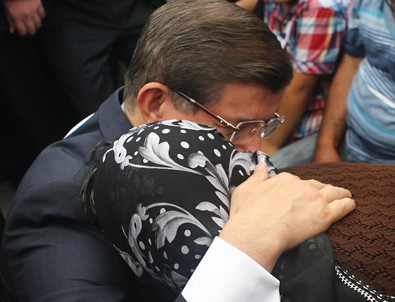 Davutoğlu şehit annesiyle ağladı