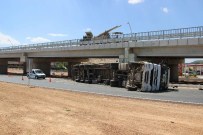 Devrilen Tır Köprünün Ayaklarına Çarptı