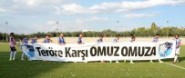 ADNAN YıLMAZ - Erzurumsporlu Futbolcular Sahaya 'Teröre Karşı Omuza Omuza' Pankartı İle Çıktı