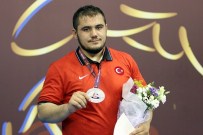 OSMAN YıLDıRıM - Milli Güreşçi Dede, Dünya Üçüncüsü Oldu