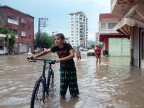 ŞİDDETLİ FIRTINA - Yağmur Ve Fırtına Hayatı Olumsuz Etkiledi