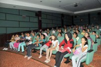 TÜRK GENÇLİĞİ - Başkan Akkaya'dan Komek Öğrencilerine Sinema Hediyesi