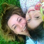 BENCILLIK - Gözü Yaşlı Anne Kızının Geri Getirilmesi İçin İmza Kampanyası Başlattı