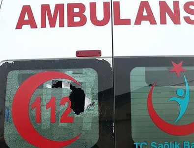 Hasta çocuğu almaya giden ambulansa saldırdılar