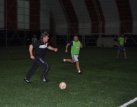 EROL TANRıKULU - Kaymakam Tanrıkulu, Kurum Amirleri İle Birlikte Halı Sahada Ter Atıyor