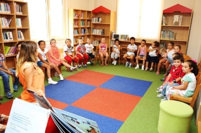 Çocuklar Anneleriyle Birlikte Kütüphanede