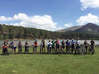 TEOMAN - Hürpedal Bisiklet Topluluğu Gökçeova Gölü'nde Kamp Kurdu