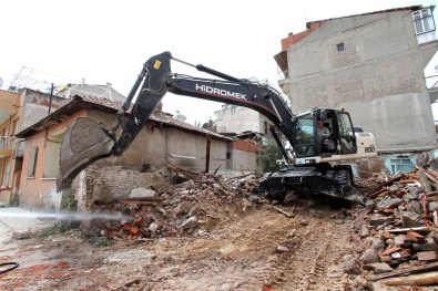 İzmir'de 500 Kaçak Bina Yıkıldı