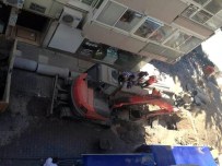DOĞALGAZ BORUSU - İzmir'de Kazı Yapan Kepçe Doğalgaz Borusunu Deldi