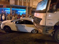 SAKARYA CADDESİ - Kamyon Öndeki Otomobili Altına Aldı