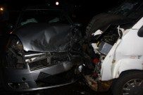 MİNİBÜS ŞOFÖRÜ - Samsun'da Trafik Kazası Açıklaması 3 Yaralı
