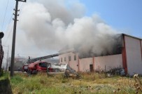 ALI ÇıNAR - Uşak'ta Elyaf Fabrikasında Çıkan Yangın Korkuttu
