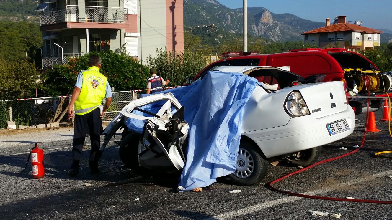 Antalya'daki trafik kazasında aynı aileden 5 kişi öldü