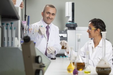 (Özel) Siyasilerin Ve Ünlülerin Gizli Doktoru Şifa Dağıtıyor