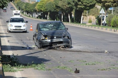 Ağaçları Deviren Otomobil Karşı Şeride Uçtu