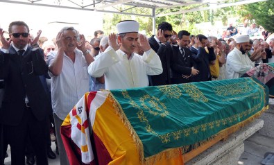 Kısmet Erkiner'in Cenazesi Toprağa Verildi