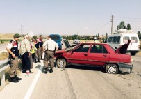 Otomobil Bariyerlere Çarptı Açıklaması 3 Yaralı