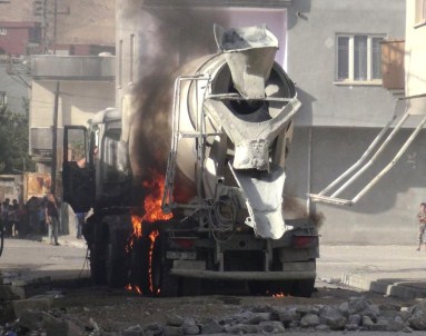 Şırnak'ta Teröristler İş Mekinesini Yaktı, Polise Saldırdı