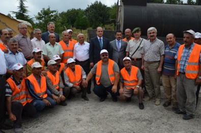 Vali Çomaktekin Gümüşhacıköy'de Yol Yapım Çalışmasını İnceledi