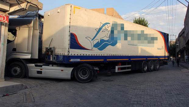 Teröristler TIR'ı emniyete sürdü