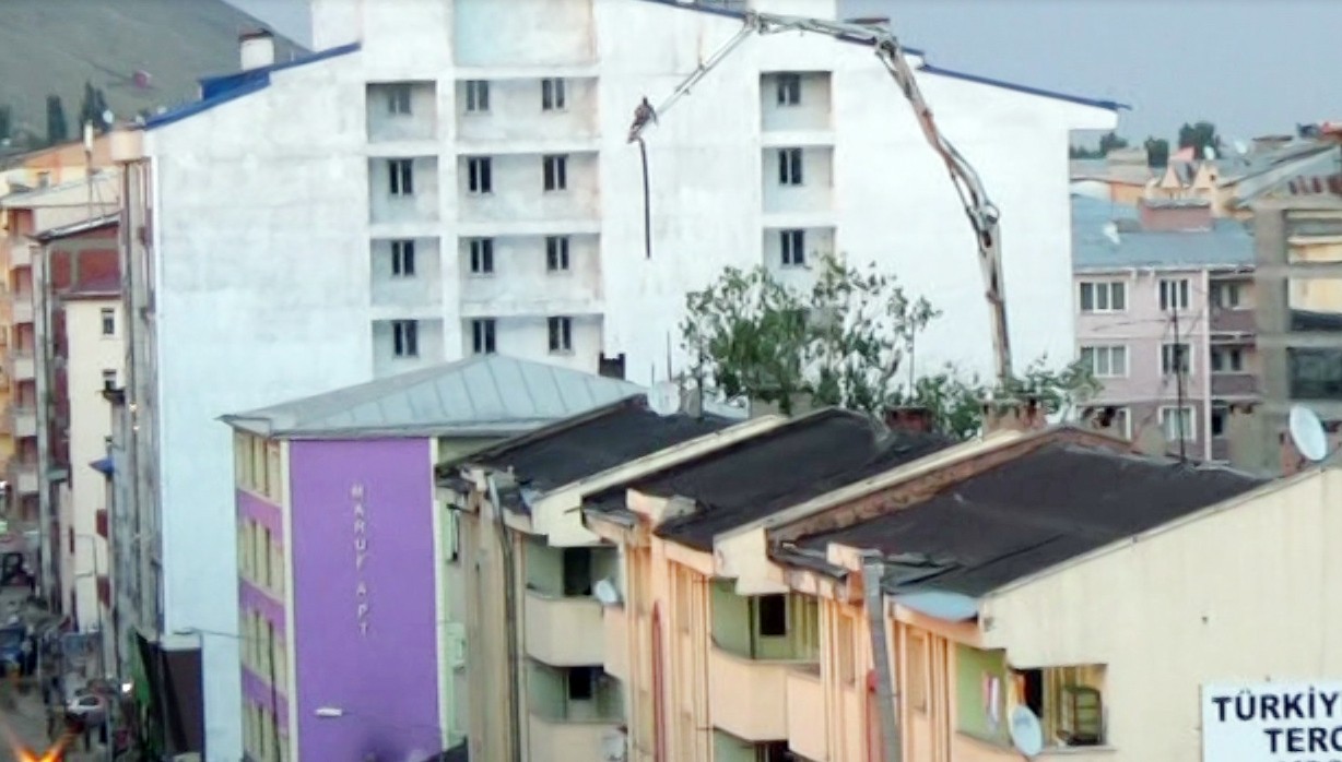 Kars'ta inşaat işçisi ölüme davetiye çıkardı