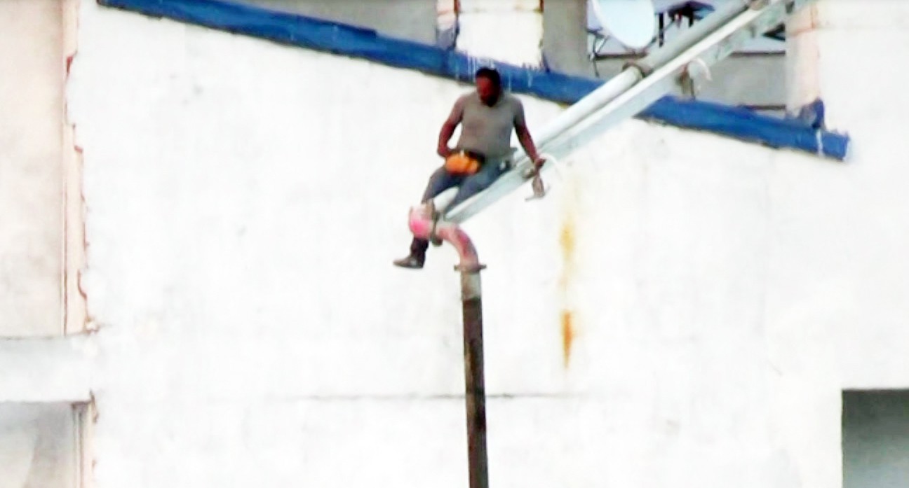 Kars'ta inşaat işçisi ölüme davetiye çıkardı