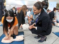 MANKENLER - 70 Yaşındaki Kadından Kalp Masajı