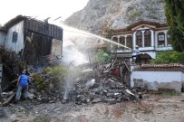 Amasya'da Tarihi Mahallede 2 Ev Yandı