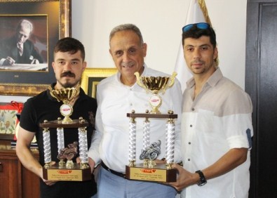 İki Kardeş TEK Motosikletle Yunanistan'dan Çifte Kupayla Döndü