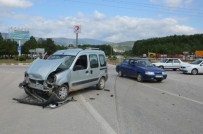 Niksar'da Trafik Kazası Açıklaması 3 Yaralı