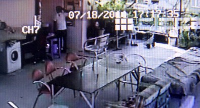 Önce saçlarını taradı sonra hırsızlık yaptı