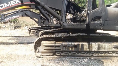 Şemdinli'de Teröristler 5 İş Makinesini Yaktı