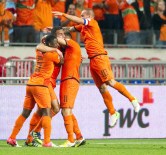 İZLANDA - Van Persie Ve Sneijder Türkiye'ye Karşı Oynayacak Mı ?